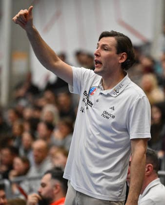 01.02.2026 - Handball - Saison 2025 2026 - Testspiel - Freundschaftsspiel : HC Erlangen HCE - Frisch Auf Göppingen - - xwoxzix - Johannes Sellin ( Trainer HC Erlangen HCE ) Daumen hoch Daumen nach oben