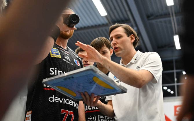 01.02.2026 - Handball - Saison 2025 2026 - Testspiel - Freundschaftsspiel : HC Erlangen HCE - Frisch Auf Göppingen - - xwoxzix - Johannes Sellin ( Trainer HC Erlangen HCE ) bei Auszeit