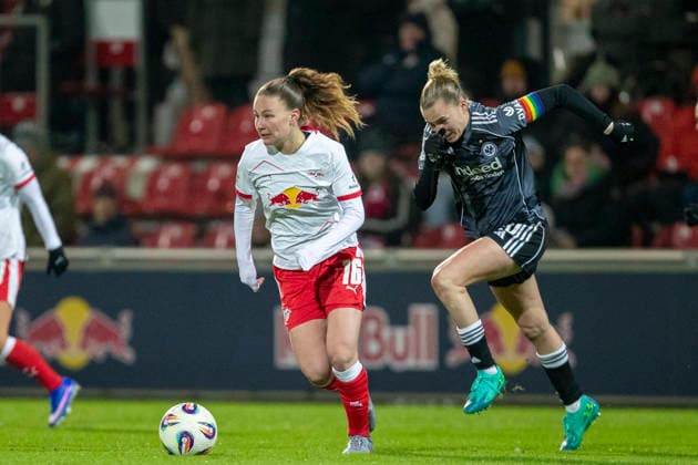 GER, Leipzig, Fußball, Google Pixel Frauen Bundesliga, 16. Spieltag, RB Leipzig vs. Eintracht Frankfurt im Bild v.l.: Annabel Schasching (RB Leipzig 16), Laura Freigang (Eintracht Frankfurt 10), Zweikampf, 01.02.2025, RB Leipzig Training Akademie Cottaweg Leipzig DFB REGULATIONS PROHIBIT ANY USE OF PHOTOGRAPHS AS IMAGE SEQUENCES AND OR QUASI-VIDEO, Copyright: HMBxMedia PaulxFritz