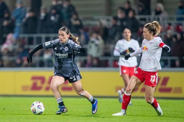 GER, Leipzig, Fußball, Google Pixel Frauen Bundesliga, 16. Spieltag, RB Leipzig vs. Eintracht Frankfurt im Bild v.l.: Ereleta Memeti (Eintracht Frankfurt 27), Sandra Starke (RB Leipzig 13), Zweikampf, 01.02.2025, RB Leipzig Training Akademie Cottaweg Leipzig DFB REGULATIONS PROHIBIT ANY USE OF PHOTOGRAPHS AS IMAGE SEQUENCES AND OR QUASI-VIDEO, Copyright: HMBxMedia PaulxFritz