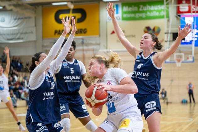 Toyota DBBL 2025 2026 - Syntainics MBC vs.USC Freiburg Halle Saale, Deutschland 01.Februar 2026: Im Bild:v. li. im Zweikampf Katelyn Shumate (Halle), Khalis Cain (Halle), Abigail Ann Prohaska (Freiburg) und Nicole Brochlitz (Halle) Halle Saale swh.Arena Sachsen-Anhalt Deutschland