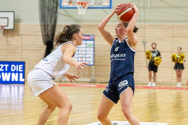Toyota DBBL 2025 2026 - Syntainics MBC vs.USC Freiburg Halle Saale, Deutschland 01.Februar 2026: Im Bild:v.li.Britta Daub (Freiburg) und Nicole Brochlitz (Halle) Halle Saale swh.Arena Sachsen-Anhalt Deutschland