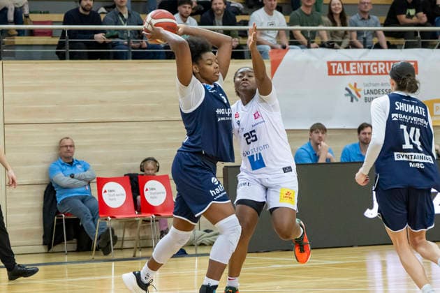Toyota DBBL 2025 2026 - Syntainics MBC vs.USC Freiburg Halle Saale, Deutschland 01.Februar 2026: Im Bild:v. li. im Zweikampf Khalis Cain (Halle) und Eboni Walker (Freiburg) Halle Saale swh.Arena Sachsen-Anhalt Deutschland