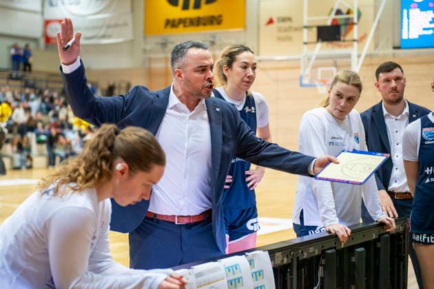Toyota DBBL 2025 2026 - Syntainics MBC vs.USC Freiburg Halle Saale, Deutschland 01.Februar 2026: Im Bild:Mitte Trainer Timur Topal (Halle) unzufrieden, enttäuscht, enttaeuscht, niedergeschlagen, frustriert, Halle Saale swh.Arena Sachsen-Anhalt Deutschland