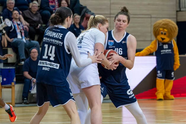 Toyota DBBL 2025 2026 - Syntainics MBC vs.USC Freiburg Halle Saale, Deutschland 01.Februar 2026: Im Bild:v.li.Katelyn Shumate (Halle), Abigail Ann Prohaska (Freiburg) und Romy Bär Baer (Halle) Halle Saale swh.Arena Sachsen-Anhalt Deutschland