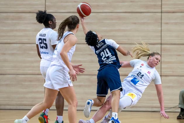 Toyota DBBL 2025 2026 - Syntainics MBC vs.USC Freiburg Halle Saale, Deutschland 01.Februar 2026: Im Bild:v.li.Eboni Walker (Freiburg), Liz Smith (Halle) und Abigail Ann Prohaska (Freiburg) Halle Saale swh.Arena Sachsen-Anhalt Deutschland