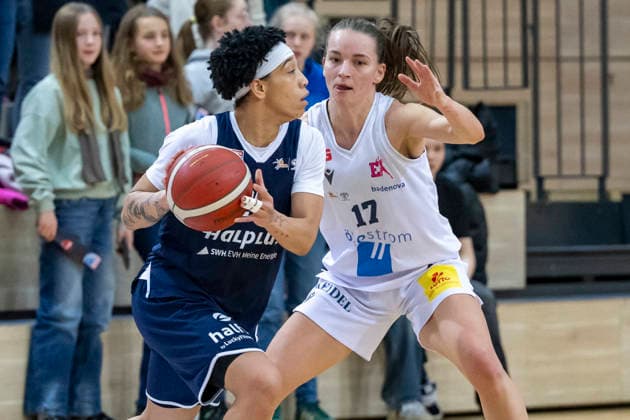 Toyota DBBL 2025 2026 - Syntainics MBC vs.USC Freiburg Halle Saale, Deutschland 01.Februar 2026: Im Bild:v. li. im Zweikampf Liz Smith (Halle) und Britta Daub (Freiburg) Halle Saale swh.Arena Sachsen-Anhalt Deutschland