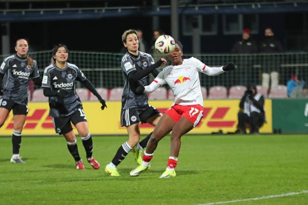 Google Pixel Frauen-Bundesliga, RB Leipzig - Eintracht Frankfurt; 01.02.2026 Sara Doorsoun (23, Eintracht Frankfurt) gegen Delice Boboy (17, RB Leipzig). Fußball, Google Pixel Frauen-Bundesliga, Saison 2025 2026, 16. Spieltag: RB Leipzig vs. SG Eintracht Frankfurt am 01.02.2026, Trainingszentrum Cottaweg, Leipzig. DFB REGULATIONS PROHIBIT ANY USE OF PHOTOGRAPHS AS IMAGE SEQUENCES AND OR QUASI-VIDEO. Copyright: xBEAUTIFULxSPORTS JanxKaeferx