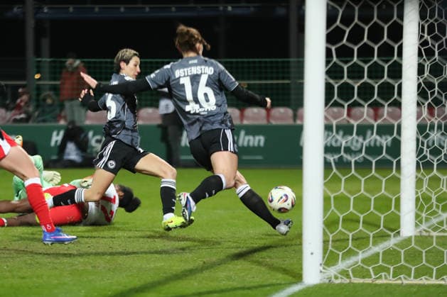 Google Pixel Frauen-Bundesliga, RB Leipzig - Eintracht Frankfurt; 01.02.2026 Marthine Östenstad (16, Eintracht Frankfurt) rettet im letzten Moment vor der Tor-Linie. Fußball, Google Pixel Frauen-Bundesliga, Saison 2025 2026, 16. Spieltag: RB Leipzig vs. SG Eintracht Frankfurt am 01.02.2026, Trainingszentrum Cottaweg, Leipzig. DFB REGULATIONS PROHIBIT ANY USE OF PHOTOGRAPHS AS IMAGE SEQUENCES AND OR QUASI-VIDEO. Copyright: xBEAUTIFULxSPORTS JanxKaeferx