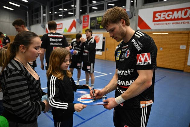 01.02.2026 - Handball - Saison 2025 2026 - Testspiel - Freundschaftsspiel : HC Erlangen HCE - Frisch Auf Göppingen - - xwoxzix - Christopher Bissel (21, HC Erlangen HCE ) gibt Autogramm Autogramme