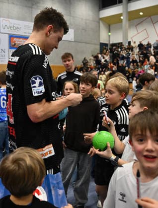 01.02.2026 - Handball - Saison 2025 2026 - Testspiel - Freundschaftsspiel : HC Erlangen HCE - Frisch Auf Göppingen - - xwoxzix - Christoph Steinert ( 44, HC Erlangen HCE ) gibt Autogramm Autogramme