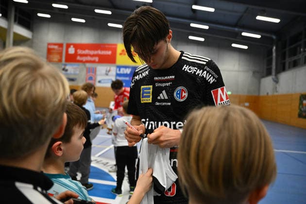 01.02.2026 - Handball - Saison 2025 2026 - Testspiel - Freundschaftsspiel : HC Erlangen HCE - Frisch Auf Göppingen - - xwoxzix - Tim Gömmel Goemmel (95, HC Erlangen HCE ) gibt Autogramm Autogramme