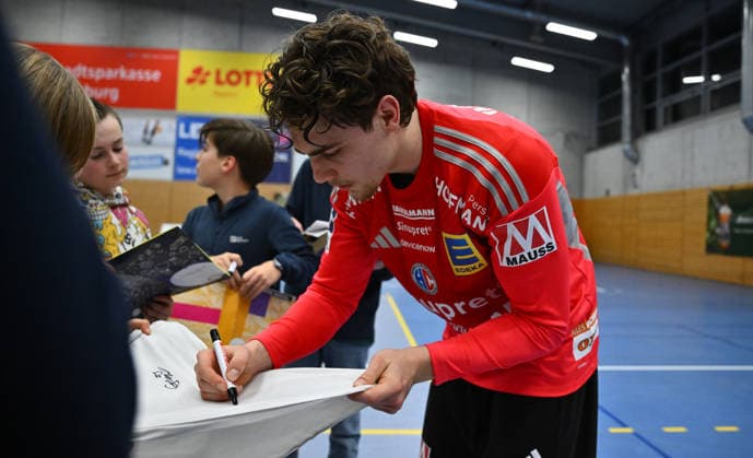 01.02.2026 - Handball - Saison 2025 2026 - Testspiel - Freundschaftsspiel : HC Erlangen HCE - Frisch Auf Göppingen - - xwoxzix - Tin Herceg (99, HC Erlangen HCE ) gibt Autogramm Autogramme