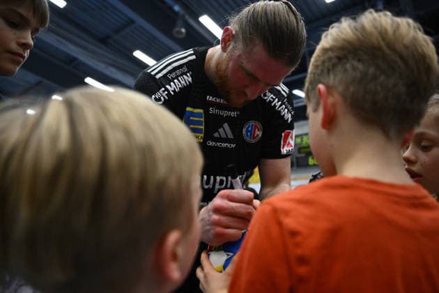 01.02.2026 - Handball - Saison 2025 2026 - Testspiel - Freundschaftsspiel : HC Erlangen HCE - Frisch Auf Göppingen - - xwoxzix - Maciej Gebala (77, HC Erlangen HCE ) gibt Autogramm Autogramme