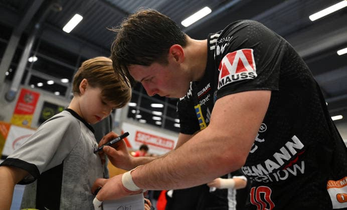 01.02.2026 - Handball - Saison 2025 2026 - Testspiel - Freundschaftsspiel : HC Erlangen HCE - Frisch Auf Göppingen - - xwoxzix - Florian Scheerer (10, HC Erlangen HCE ) gibt Autogramm Autogramme