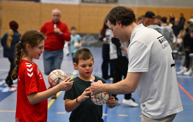 01.02.2026 - Handball - Saison 2025 2026 - Testspiel - Freundschaftsspiel : HC Erlangen HCE - Frisch Auf Göppingen - - xwoxzix - Johannes Sellin ( Trainer HC Erlangen HCE ) gibt Autogramm Autogramme