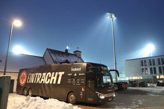 Google Pixel Frauen-Bundesliga, RB Leipzig - Eintracht Frankfurt; 01.02.2026 Der Mannschaftsbus von Eintracht Frankfurt vor dem Stadion mit Flutlichtmasten. Symbolbild, Feature. Fußball, Google Pixel Frauen-Bundesliga, Saison 2025 2026, 16. Spieltag: RB Leipzig vs. SG Eintracht Frankfurt am 01.02.2026, Trainingszentrum Cottaweg, Leipzig. DFB REGULATIONS PROHIBIT ANY USE OF PHOTOGRAPHS AS IMAGE SEQUENCES AND OR QUASI-VIDEO. Copyright: xBEAUTIFULxSPORTS JanxKaeferx