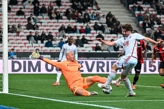 FOOTBALL : Nice (OGCN) vs Brest (SB29) - ligue 1 - 1 2 26 Nice™s goalkeeper 31 Maxime Dupe Brest™s midfielder 13 J. Chotard during the French L1 2025-2026 season football match between Nice (OGCN) and Brest (SB) at Allianz Riviera stadium of Nice, south France, on February 1, 2026. NICEFrance  Copyright: xFredericxDIDESx