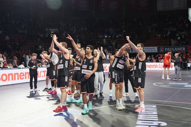 Die Spieler von ratiopharm Ulm bejubeln den Sieg und feiren mit ihren Fans, GER, FC Bayern Basketball vs. ratiopharm Ulm, Basketball, easycredit Basketball Bundesliga, 18. Spieltag, Saison 2025 2026, 01.02.2026, GER, FC Bayern Basketball vs. ratiopharm Ulm, Basketball, easycredit Basketball Bundesliga, 18. Spieltag, Saison 2025 2026, 01.02.2026 Muenchen Copyright: xEibner-Pressefoto JennixMaulx EP_JML