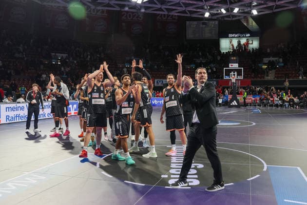 Die Spieler von ratiopharm Ulm bejubeln den Sieg und feiren mit ihren Fans, mit Ty Harrelson (ratiopharm Ulm, Chef-Trainer), GER, FC Bayern Basketball vs. ratiopharm Ulm, Basketball, easycredit Basketball Bundesliga, 18. Spieltag, Saison 2025 2026, 01.02.2026, GER, FC Bayern Basketball vs. ratiopharm Ulm, Basketball, easycredit Basketball Bundesliga, 18. Spieltag, Saison 2025 2026, 01.02.2026 Muenchen Copyright: xEibner-Pressefoto JennixMaulx EP_JML