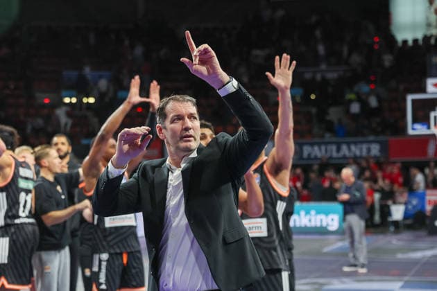 Die Spieler von ratiopharm Ulm bejubeln den Sieg und feiren mit ihren Fans, mit Ty Harrelson (ratiopharm Ulm, Chef-Trainer), GER, FC Bayern Basketball vs. ratiopharm Ulm, Basketball, easycredit Basketball Bundesliga, 18. Spieltag, Saison 2025 2026, 01.02.2026, GER, FC Bayern Basketball vs. ratiopharm Ulm, Basketball, easycredit Basketball Bundesliga, 18. Spieltag, Saison 2025 2026, 01.02.2026 Muenchen Copyright: xEibner-Pressefoto JennixMaulx EP_JML