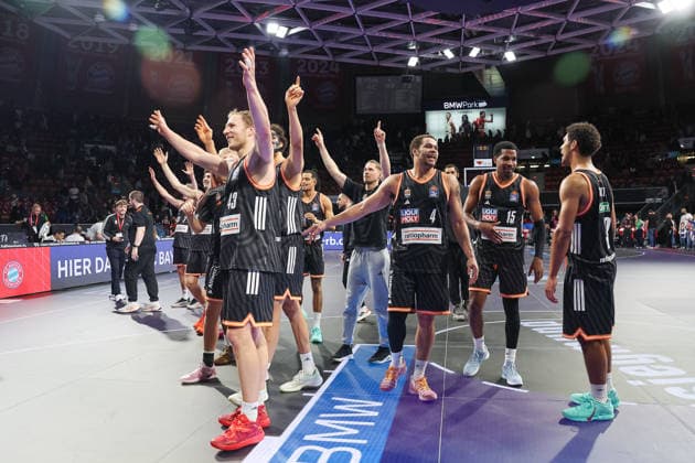Die Spieler von ratiopharm Ulm bejubeln den Sieg und feiren mit ihren Fans, GER, FC Bayern Basketball vs. ratiopharm Ulm, Basketball, easycredit Basketball Bundesliga, 18. Spieltag, Saison 2025 2026, 01.02.2026, GER, FC Bayern Basketball vs. ratiopharm Ulm, Basketball, easycredit Basketball Bundesliga, 18. Spieltag, Saison 2025 2026, 01.02.2026 Muenchen Copyright: xEibner-Pressefoto JennixMaulx EP_JML