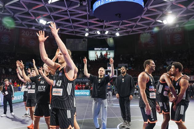 Die Spieler von ratiopharm Ulm bejubeln den Sieg und feiren mit ihren Fans, GER, FC Bayern Basketball vs. ratiopharm Ulm, Basketball, easycredit Basketball Bundesliga, 18. Spieltag, Saison 2025 2026, 01.02.2026, GER, FC Bayern Basketball vs. ratiopharm Ulm, Basketball, easycredit Basketball Bundesliga, 18. Spieltag, Saison 2025 2026, 01.02.2026 Muenchen Copyright: xEibner-Pressefoto JennixMaulx EP_JML