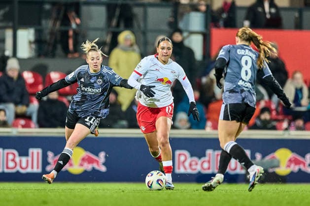 01.02.2026, GER, Frauenfußball, BL, 2025 2026, RB Leipzig - Eintracht Frankfurt Lisa Baum (11, RB Leipzig), Freisteller, Aktion, mit Ball, dribbelt sich an Gegnerinnen vorbei Leipzig Trainingszentrum der Roten Bulle Sachsen Deutschland