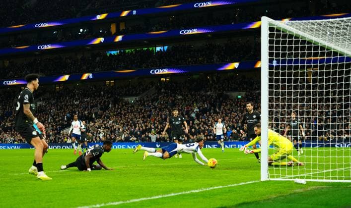 Wilson Odobert of Tottenham Hotspur fails to score a late chance at 2-2 Tottenham Hotspur v Manchester City, Premier League, Football, Tottenham Hotspur Stadium, London, UK - 01 Feb 2026London Tottenham Hotspur Stadium United Kingdom EDITORIAL USE ONLY No use with unauthorised audio, video, data, fixture lists, club league logos or live services. Online in-match use limited to 120 images, no video emulation. No use in betting, games or single club league player publications. Copyright: xJavierxGarcia Shutterstockx 16496864bc