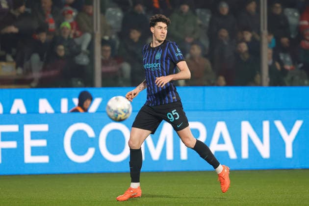 1st February 2026; Stadio Giovanni Zini, Cremona, Lombardy, Italy, Serie A Football, Cremonese versus Inter Milan; Alessandro Bastoni of FC Inter on the ball  EmanuelexPennacchio Content restricted for UK based newspaper