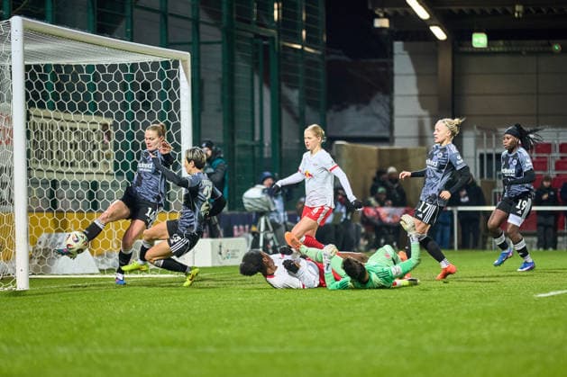 01.02.2026, GER, Frauenfußball, BL, 2025 2026, RB Leipzig - Eintracht Frankfurt Strafraumszene, Ball wird gerade so von der Linie gekratzt durch Marthine Ostenstadt (16, Eintracht Frankfurt) Leipzig Trainingszentrum der Roten Bulle Sachsen Deutschland