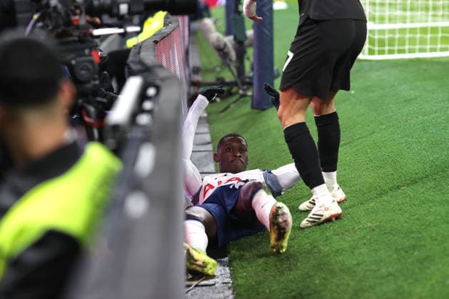 Tottenham v Man City 01 February 2026, London - Premier League Football - Tottenham Hotspur v Manchester City - Randal Kolo Muani of Tottenham Hotspur lies against the advertising boards - Photo: Charlotte Wilson Offside. London UK Copyright: xCharlottexWilsonx xOffsidexOffside