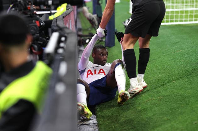 Tottenham v Man City 01 February 2026, London - Premier League Football - Tottenham Hotspur v Manchester City - Randal Kolo Muani of Tottenham Hotspur lies against the advertising boards - Photo: Charlotte Wilson Offside. London UK Copyright: xCharlottexWilsonx xOffsidexOffside