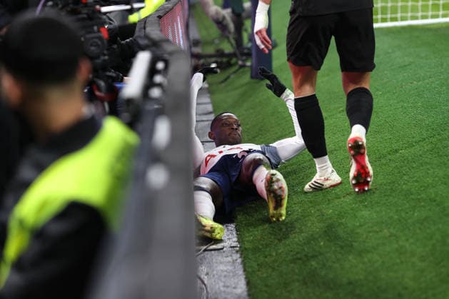 Tottenham v Man City 01 February 2026, London - Premier League Football - Tottenham Hotspur v Manchester City - Randal Kolo Muani of Tottenham Hotspur lies against the advertising boards - Photo: Charlotte Wilson Offside. London UK Copyright: xCharlottexWilsonx xOffsidexOffside