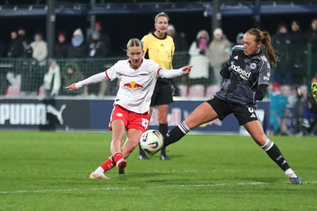 Google Pixel Frauen-Bundesliga, RB Leipzig - Eintracht Frankfurt; 01.02.2026 Marlene Müller (27, RB Leipzig) kommt vor Lisanne Gräwe (8, Eintracht Frankfurt) zum Schuss. Fußball, Google Pixel Frauen-Bundesliga, Saison 2025 2026, 16. Spieltag: RB Leipzig vs. SG Eintracht Frankfurt am 01.02.2026, Trainingszentrum Cottaweg, Leipzig. DFB REGULATIONS PROHIBIT ANY USE OF PHOTOGRAPHS AS IMAGE SEQUENCES AND OR QUASI-VIDEO. Copyright: xBEAUTIFULxSPORTS JanxKaeferx