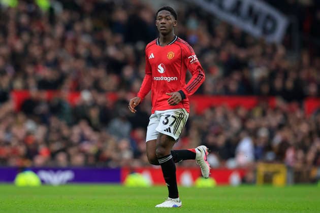 Manchester United, ManU v Fulham, Premier League Kobbie Mainoo (37) of Manchester United during the Premier League match between Manchester United and Fulham at Old Trafford, Manchester, UK on 1 February 2026. Manchester Old Trafford Greater Manchester UK Editorial use only DataCo restrictions apply See www.football-dataco.com , Copyright: xConorxMolloyx PSI-23668-0182