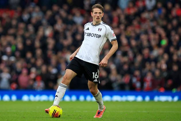 Manchester United, ManU v Fulham, Premier League Sander Berge (16) of Fulham during the Premier League match between Manchester United and Fulham at Old Trafford, Manchester, UK on 1 February 2026. Manchester Old Trafford Greater Manchester UK Editorial use only DataCo restrictions apply See www.football-dataco.com , Copyright: xConorxMolloyx PSI-23668-0189