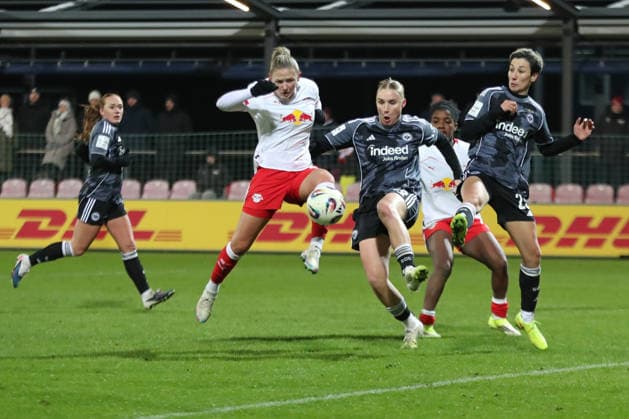 Google Pixel Frauen-Bundesliga, RB Leipzig - Eintracht Frankfurt; 01.02.2026 Marleen Schimmer (14, RB Leipzig) mit riesiger Torchance, gegen Jella Veit (25, Eintracht Frankfurt) und Sara Doorsoun (23, Eintracht Frankfurt). Fußball, Google Pixel Frauen-Bundesliga, Saison 2025 2026, 16. Spieltag: RB Leipzig vs. SG Eintracht Frankfurt am 01.02.2026, Trainingszentrum Cottaweg, Leipzig. DFB REGULATIONS PROHIBIT ANY USE OF PHOTOGRAPHS AS IMAGE SEQUENCES AND OR QUASI-VIDEO. Copyright: xBEAUTIFULxSPORTS JanxKaeferx