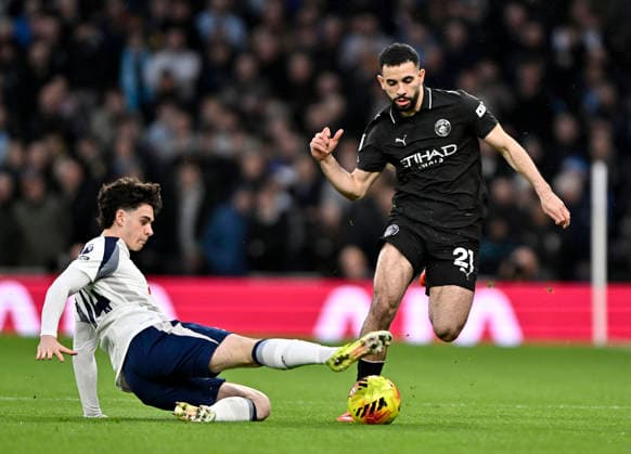 Tottenham Hotspur V Manchester City. Premier league. Archie Gray (Spurs) slides in to tackle Rayan Ait-Nouri (Manchester City) during the Tottenham Hotspur V Manchester City Premier league match at the Tottenham Hotspur Stadium, London. Tottenham Tottenham Hotspur Stadium UK Copyright: xMartinxDaltonx Spurs_ManCity_010226_MD_006