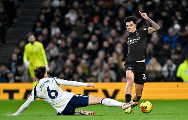 Tottenham Hotspur V Manchester City. Premier league. Joao Palhinha (Spurs) slides in to tackle Nico O Reilly (Manchester City) during the Tottenham Hotspur V Manchester City Premier league match at the Tottenham Hotspur Stadium, London. Tottenham Tottenham Hotspur Stadium UK Copyright: xMartinxDaltonx Spurs_ManCity_010226_MD_009