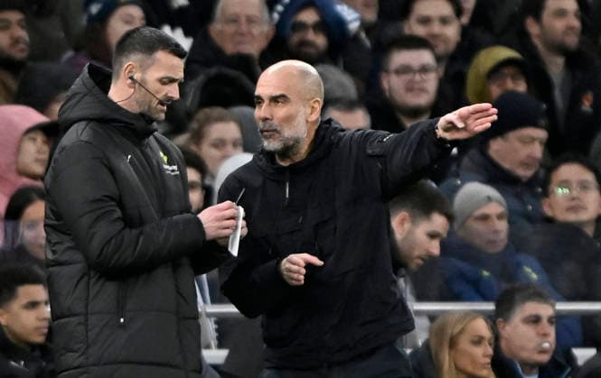 Tottenham Hotspur V Manchester City. Premier league. Pep Guardiola (Manchester City, Manager) speaks to Andy Madley (Fourth Official) during the Tottenham Hotspur V Manchester City Premier league match at the Tottenham Hotspur Stadium, London. Tottenham Tottenham Hotspur Stadium UK Copyright: xMartinxDaltonx Spurs_ManCity_010226_MD_016