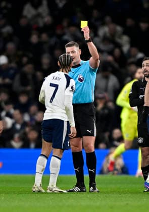 Tottenham Hotspur V Manchester City. Premier league. Rob Jones (Referee) shows the yellow card toXavi Simons (Spurs) during the Tottenham Hotspur V Manchester City Premier league match at the Tottenham Hotspur Stadium, London. Tottenham Tottenham Hotspur Stadium UK Copyright: xMartinxDaltonx Spurs_ManCity_010226_MD_022