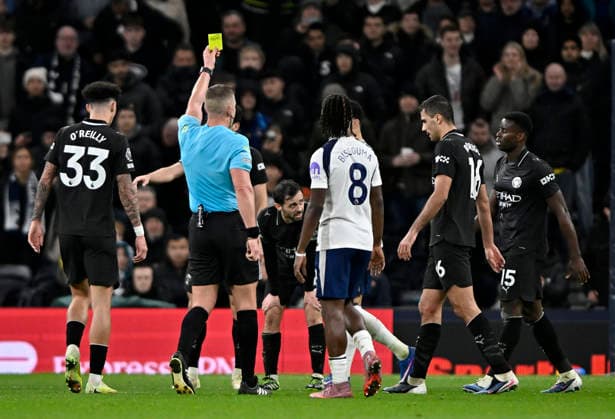 Tottenham Hotspur V Manchester City. Premier league. Rob Jones (Referee) shows the yellow card to Rodri (Manchester City) during the Tottenham Hotspur V Manchester City Premier league match at the Tottenham Hotspur Stadium, London. Tottenham Tottenham Hotspur Stadium UK Copyright: xMartinxDaltonx Spurs_ManCity_010226_MD_025