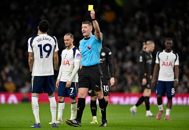 Tottenham Hotspur V Manchester City. Premier league. Rob Jones (Referee) shows the yellow card to Dominic Solanke (Spurs) during the Tottenham Hotspur V Manchester City Premier league match at the Tottenham Hotspur Stadium, London. Tottenham Tottenham Hotspur Stadium UK Copyright: xMartinxDaltonx Spurs_ManCity_010226_MD_035