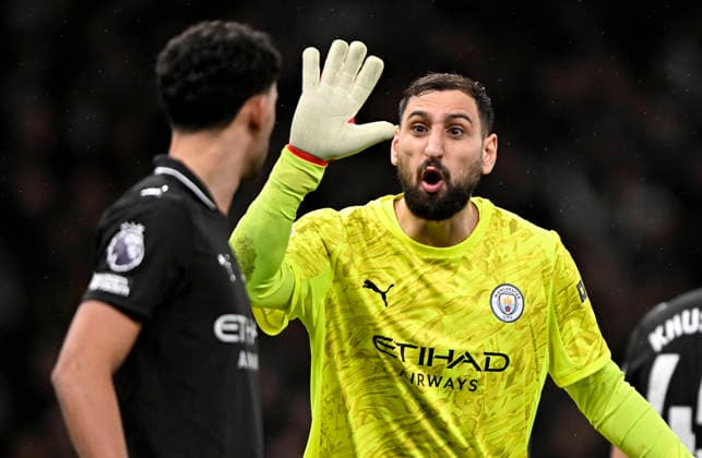 Tottenham Hotspur V Manchester City. Premier league. Gianluigi Donnarumma (Manchester City, goalkeeper) gives a high five to Matheus Nunes (Manchester City) during the Tottenham Hotspur V Manchester City Premier league match at the Tottenham Hotspur Stadium, London. Tottenham Tottenham Hotspur Stadium UK Copyright: xMartinxDaltonx Spurs_ManCity_010226_MD_043