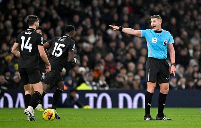 Tottenham Hotspur V Manchester City. Premier league. Rob Jones (Referee) tells Nico Gonzalez (Manchester City) to get back during the Tottenham Hotspur V Manchester City Premier league match at the Tottenham Hotspur Stadium, London. Tottenham Tottenham Hotspur Stadium UK Copyright: xMartinxDaltonx Spurs_ManCity_010226_MD_052