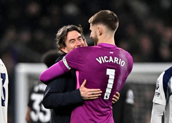 Tottenham Hotspur V Manchester City. Premier league. Thomas Frank (Spurs Manager) hugs Guglielmo Vicario (Spurs, goalkeeper) at the end of the game during the Tottenham Hotspur V Manchester City Premier league match at the Tottenham Hotspur Stadium, London. Tottenham Tottenham Hotspur Stadium UK Copyright: xMartinxDaltonx Spurs_ManCity_010226_MD_054