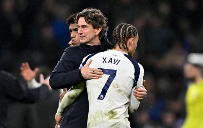 Tottenham Hotspur V Manchester City. Premier league. Thomas Frank (Spurs Manager) hugs Xavi Simons (Spurs) at the end of the game during the Tottenham Hotspur V Manchester City Premier league match at the Tottenham Hotspur Stadium, London. Tottenham Tottenham Hotspur Stadium UK Copyright: xMartinxDaltonx Spurs_ManCity_010226_MD_055