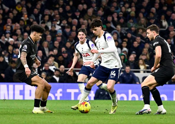 Tottenham Hotspur V Manchester City. Premier league. Archie Gray (Spurs) tries to get a shot in during the Tottenham Hotspur V Manchester City Premier league match at the Tottenham Hotspur Stadium, London. Tottenham Tottenham Hotspur Stadium UK Copyright: xMartinxDaltonx Spurs_ManCity_010226_MD_063