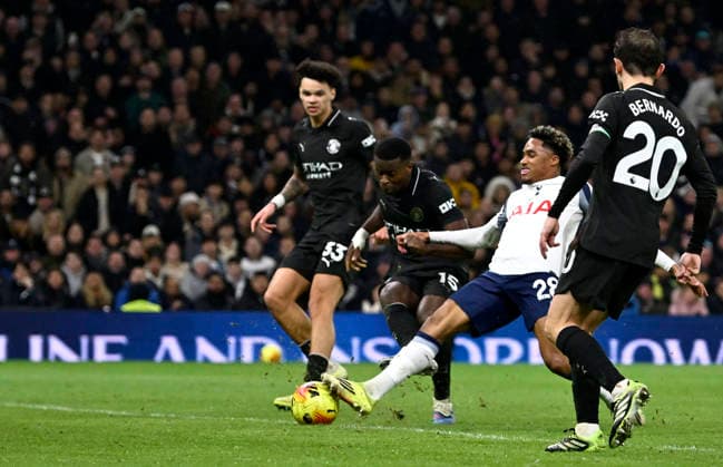 Tottenham Hotspur V Manchester City. Premier league. Wilson Odobert (Spurs) stretches but just can t make a good contact on the ball during the Tottenham Hotspur V Manchester City Premier league match at the Tottenham Hotspur Stadium, London. Tottenham Tottenham Hotspur Stadium UK Copyright: xMartinxDaltonx Spurs_ManCity_010226_MD_065